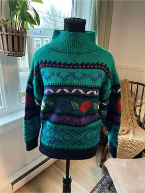 Vintage Green Patterned Women’s hand knit Sweater size medium fit